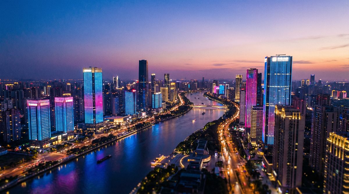 小小绘城市夜景航拍视频